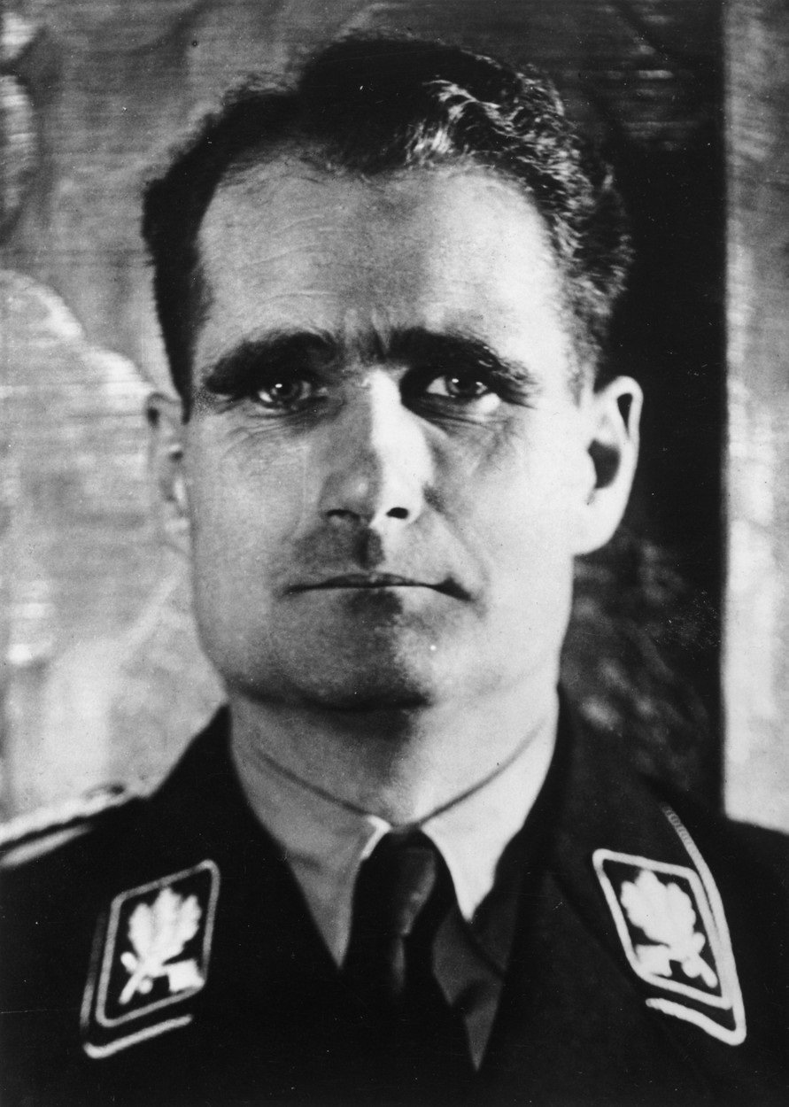 Rudolf Hess si vzal na nátlak Hitlera svoji „věrnou parťačku“. Ačkoli spolu téměř vůbec nespali, narodil se jim přece jen jeden syn. Pojmenovali ho Hitlerovým kódovým označením - Wolf (Vlk).