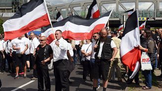 Neonacisté v Německu pochodovali Berlínem. Chtěli uctít památku nacisty Hesse, který zemřel přesně před 30 lety  