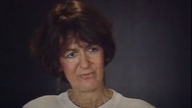 Hessy v roce 1990, když vzpomínala na příběh své fotografie pro Americké muzeum holokaustu.