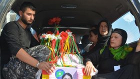 Snímky z pohřbu popravené kurdské političky Hevrin Chalafové (†35). Na snímku je Suád Mohammadová, matka Chalafové (vpravo).
