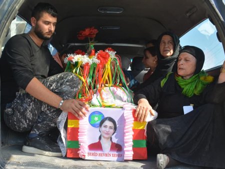 Snímky z pohřbu popravené kurdské političky Hevrin Chalafové (†35). Na snímku je Suád Mohammadová, matka Chalafové (vpravo).
