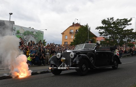 80 let od atentátu na Heydricha! Rekonstrukce útoku v Libni, přijela i britská ministryně zahraničí