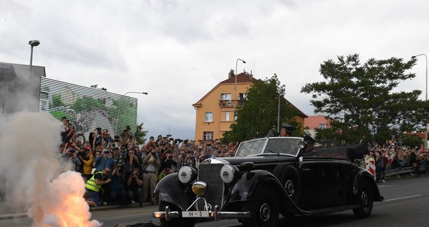 80 let od atentátu na Heydricha! Rekonstrukce útoku v Libni, přijela i britská ministryně zahraničí