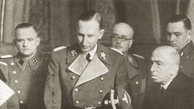 Heydrich před korunovačními klenoty