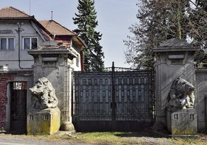 Zámek je v dezolátním stavu a opravu nutně potřebuje