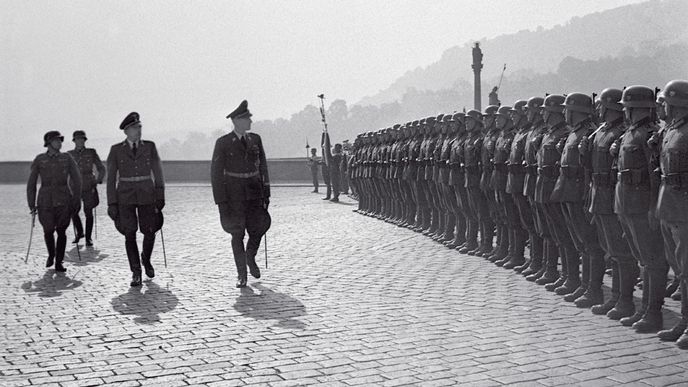 Reinhard Heydrich a nastoupené německé jednotky před Pražským hradem.