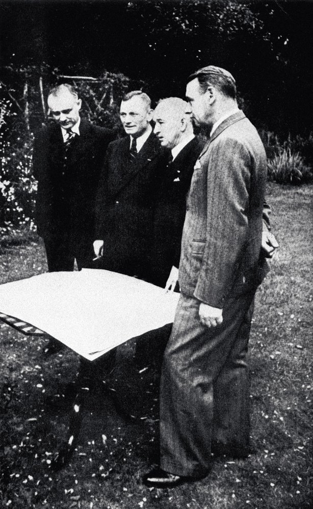 Plk. gšt. František Moravec, gen. Sergej Ingr, prezident Edvard Beneš a gen. Rudolf Viest