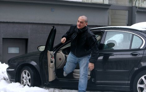 Patrik Hezucký se svým černým jaguárem v době, kdy byl ještě pojízdný.