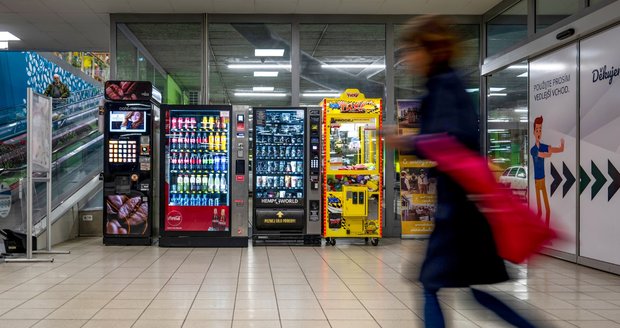 Zátah napříč Českem kvůli zákazu HHC: Inspektoři kontrolují prodejny i automaty