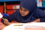 Dívka v jedné z londýnských škol, kde jsou hidžáby součástí školní uniformy.