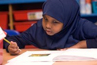 Hidžáb povinně i pro malé holčičky. Osm škol v Anglii zavedlo kontroverzní opatření