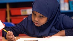 Hidžáb povinně i pro malé holčičky. Osm škol v Anglii zavedlo kontroverzní opatření