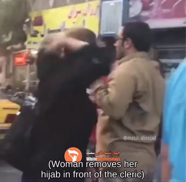 Odvážná íránská žena si před duchovním strhla hidžáb z hlavy.