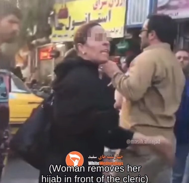 Odvážná íránská žena si před duchovním strhla hidžáb z hlavy.