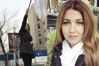 Íránka sundala na ulici šátek z hlavy, teď jde na 20 let do vězení