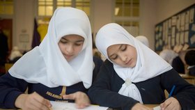 Hidžáb ve školách ano, či ne? (ilustrace)