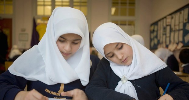 „Šátková kauza“ míří k soudu. Studentka žaluje školu kvůli zákazu hidžábu