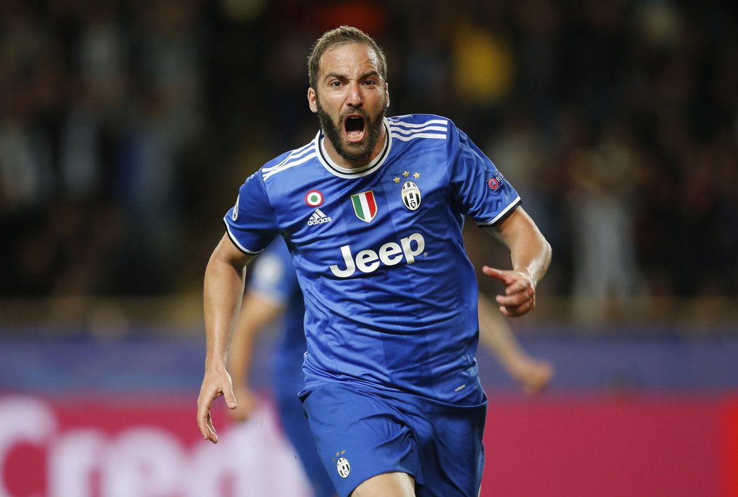 Útočník Juventusu Gonzalo Higuaín slaví gól na půdě Monaka