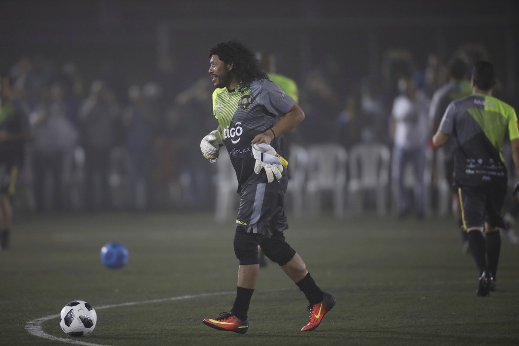 Higuita má stále slabost pro fotbal