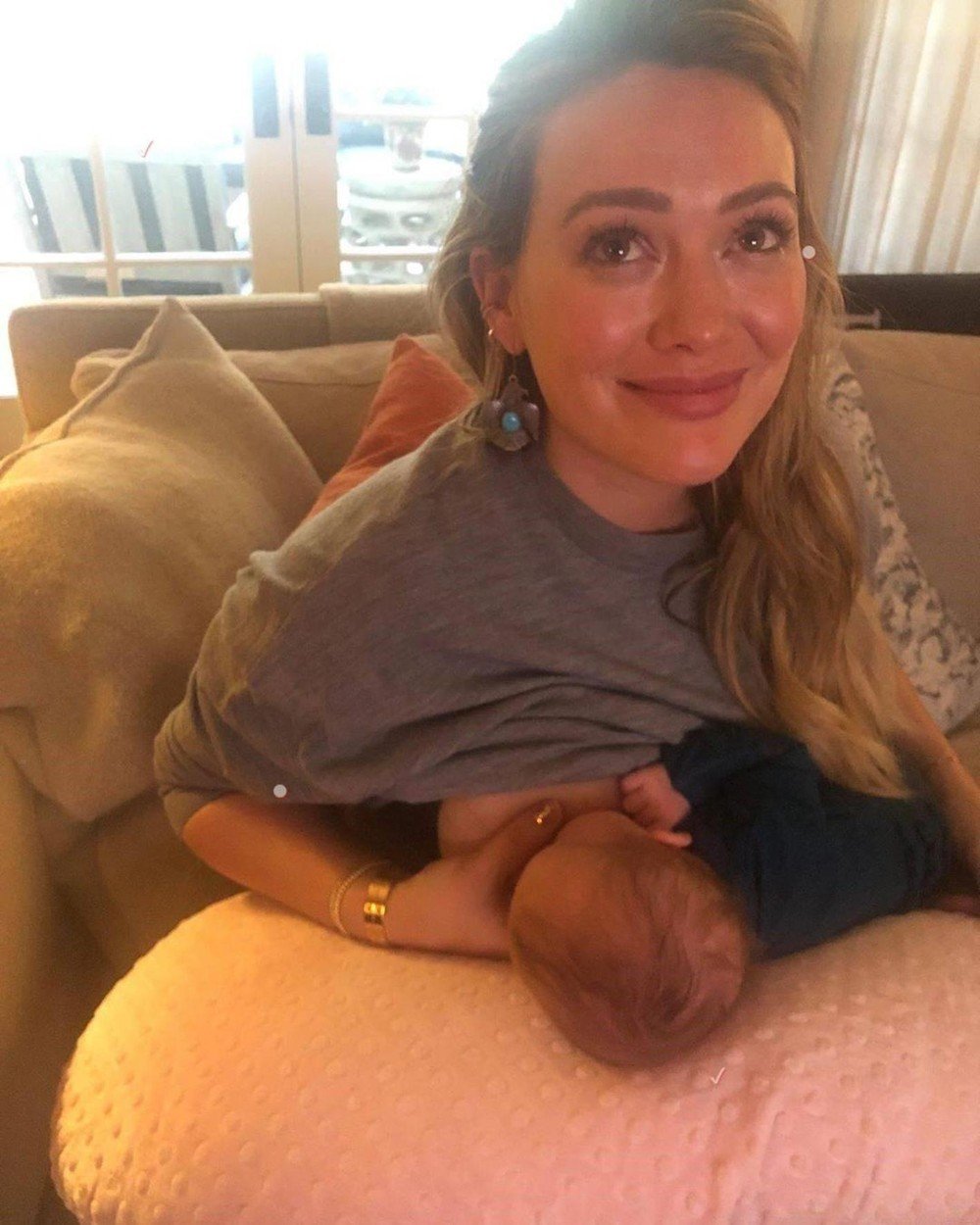 Herečka Hilary Duff při kojení