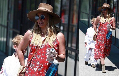 Styl podle celebrit: Hilary Duff oblékla červené květované šaty