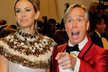 Padesátiletý, street style na poněkud nudnou formu převádějící Tommy Hilfiger, trochu vypadal jak kabaretiér z Las Vegas. Show – soudě podle jeho gesta – umí, ale podle mě cit pro aristokratický šarm postrádá a s chotí Dee v páru příliš stylisticky neladí (mimochodem, její kabelka je dosti úchylná). Ovšem pudrově růžová róba, kterou měla kanadská modelka Jessica Stam se Hilfigerovi povedla.