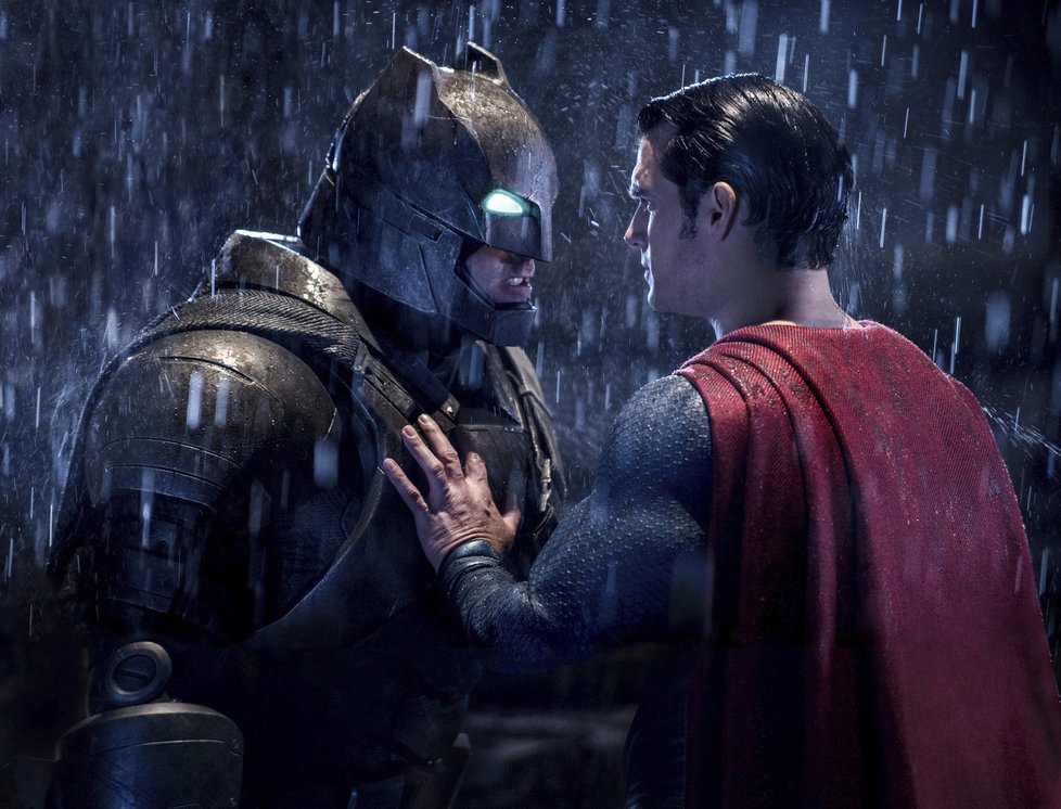 Superman: Úsvit spravedlnosti získal čtyři Zlaté maliny, včetně ceny za nejhorší hereckou dvojici pro Bena Afflecka a Henryho Cavilla.