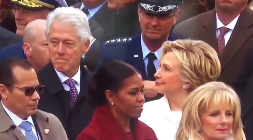 Hillary přistihla svého muže, jak věnuje pozornost něčemu jinému než pódiu. Na co exprezident koukal?