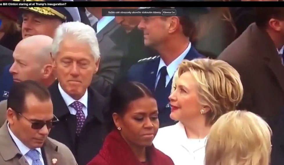 Bill si pohledu Hillary po chvíli všimnul.