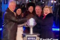 Times Square: Hillary a Bill odpočítali nový rok!