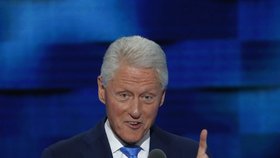 Bill Clinton vyprávěl příběh o lásce, aby podpořil Hillary: Ta možná zasedne tam, kde „úřadovala“ Monica Lewinsky.