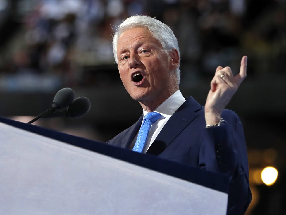 Bill Clinton vyprávěl příběh o lásce, aby podpořil Hillary: Ta možná zasedne tam, kde „úřadovala“ Monica Lewinsky.