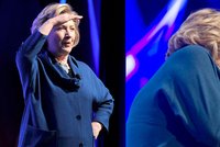 Naštvaná žena hodila po Hillary Clinton botu: Politička uhýbala jako v grotesce!