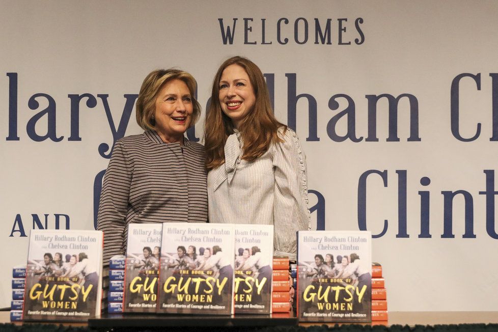 Hillary Clintonová s dcerou Chelsea na knižnímturné knihy, kterou společně napsaly.