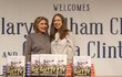 Hillary Clintonová s dcerou Chelsea na knižnímturné knihy, kterou společně napsaly.