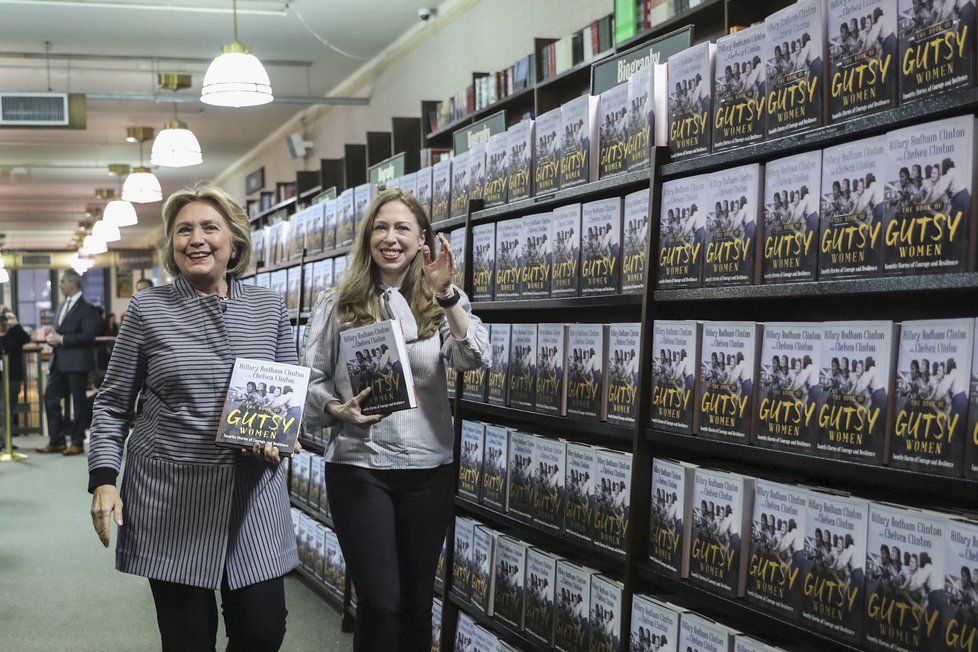Hillary Clintonová s dcerou Chelsea na knižnímturné knihy, kterou společně napsaly.