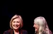Hillary Clintonová společně s dcerou propaguje jejich novou knihu.