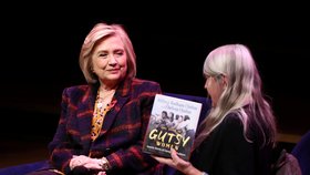 Hillary Clintonová společně s dcerou propaguje jejich novou knihu.