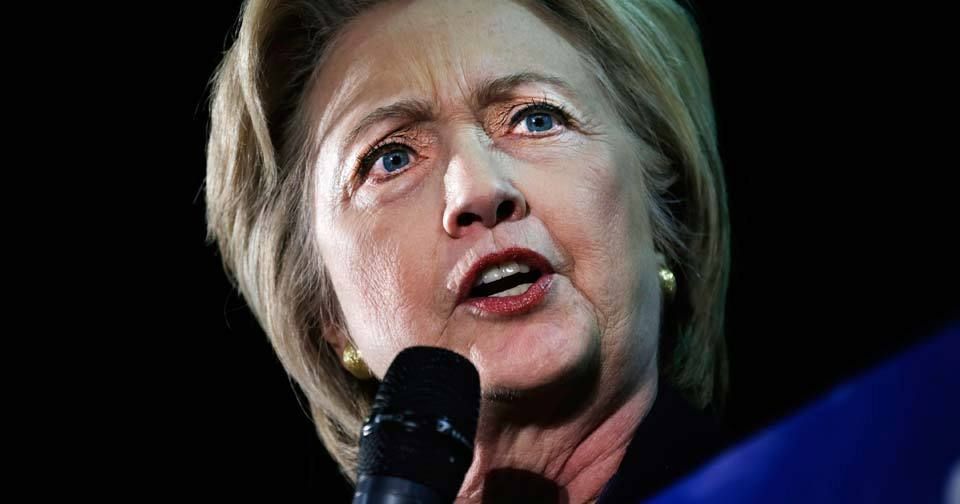 Skončí Clintonová před soudem? Žalují ji rodiče zabitých Američanů v Libyi.