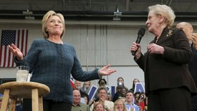 Hillary Clinton podpora Albright zjevně potěšila.