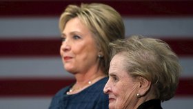 Albrightová podporuje Hillary na 100 procent.