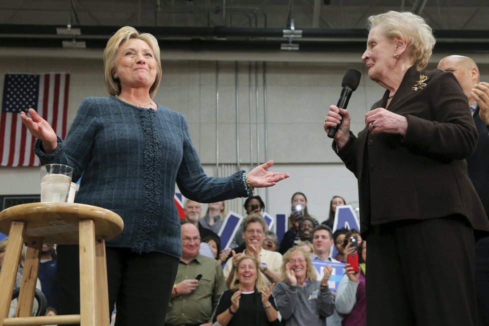 Hillary Clinton podpora Albright zjevně potěšila.