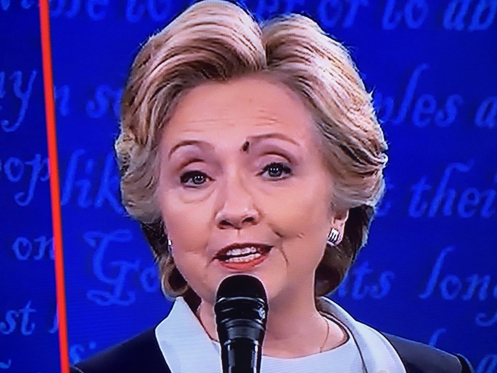 Clinton je prý robot! Usvědčila ji moucha.