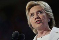 Skončí Clintonová před soudem? Rodiče Američanů zabitých v Libyi podali žaloby