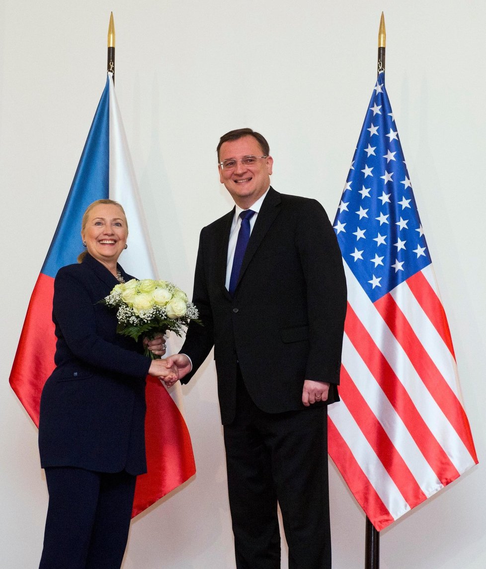 Premiér Petr Nečas vítá americkou ministryni zahraničí Hillary Clinton