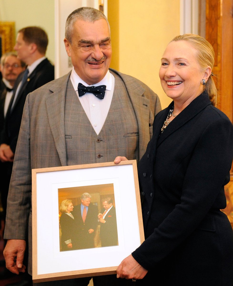 Karel Schwarzenberg daroval Hillary Clinton zarámovanou pamětní fotografii na její setkání s Václavem Havlem