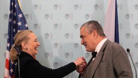Gentlemanské gesto knížete Schwarzenberga, při návštěvě Hillary Clinton v Praze