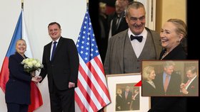 Hillary Clinton obdarovali na návštěvě v Česku jak premiér Nečas (kyticí růží), tak i ministr Schwarzenberg, který si přichystal zarámovanou fotky manželů Clintonových se zesnulým Václavem Havlem