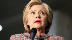 Clintonová ignorovala vládní pravidla, tvrdí inspekce o e-mailové kauze 