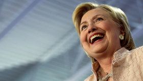 Úřad pomůže Hillary: Kompromitující data zveřejní až po volbách